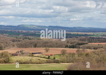 Shropshire-Landschaft mit Blick auf Wenlock Edge, gesehen von Mortimer Wald in der Nähe von Ludlow, Shropshire, England, UK Stockfoto