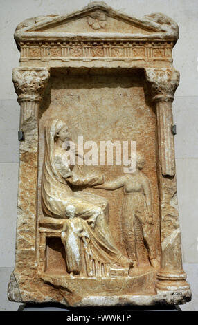 Griechische Kunst. Grabbeigaben Relief der Aristobala. Abschiedsszene. 3. Jahrhundert vor Christus. Marmor. Die Eremitage. Sankt Petersburg. Russland. Stockfoto