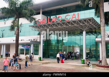 Lao Cai-Bahnhof, wo die Nacht Zug von Hanoi, kommt für die Besucher der Bergstadt Sapa, Nord-Vietnam Stockfoto