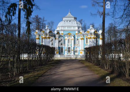 Blue Palace am Ende der Baum-Allee, Puskin Russland Stockfoto