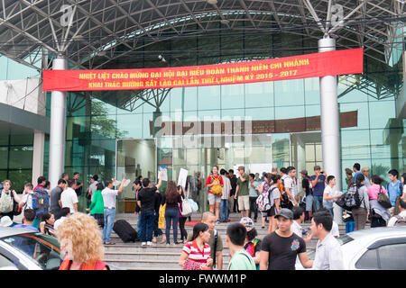 Lao Cai-Bahnhof, wo die Nacht Zug von Hanoi, kommt für die Besucher der Bergstadt Sapa, Nord-Vietnam Stockfoto