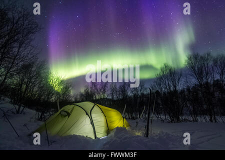 Zelten unter die Polarlichter Stockfoto