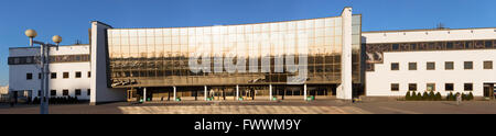 Gomel, Weißrussland - 28. März 2016: Gomel Eispalast. Der Hauptzweck - Durchführung von Spielen auf Eishockey, Eiskunstlauf-Wettbewerb Stockfoto