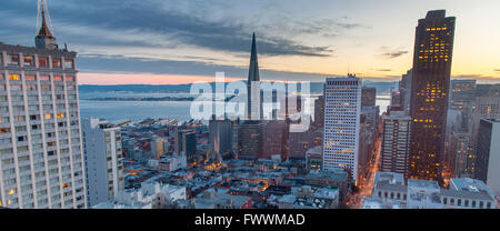 Die Innenstadt von San Francisco von oben auf das Häkchen bei Dämmerung, Kalifornien, USA Stockfoto