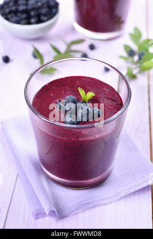 Heidelbeer-Smoothie mit frischen Beeren im Glas, gesundes Getränk Stockfoto