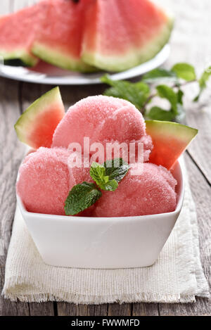 Wassermelone-Sorbet-Eis in Schüssel Stockfoto