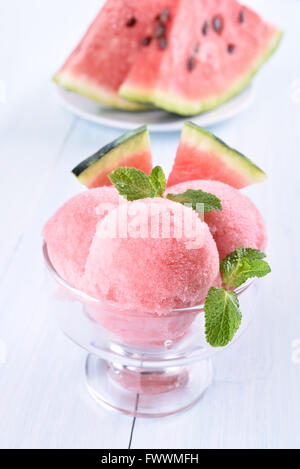 Wassermelone-Sorbet und Scheiben in Glasschale, Sommer-dessert Stockfoto