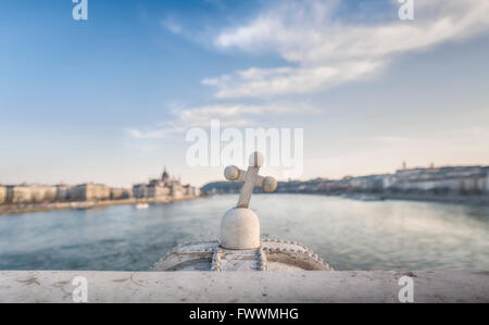 Skulptur der Heiligen Krone von Ungarn auf der Margaretenbrücke, Budapest, die Donau und das ungarische Parlament im Hintergrund. Stockfoto