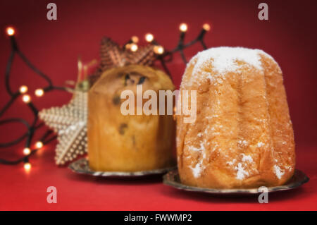 Pandoro und Panettone - Kuchen traditionelle italienische Weihnachten am gedeckten Tisch Stockfoto