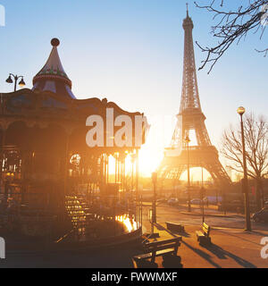 Karussell am Eiffelturm in Paris, sonnigen Tag, Frankreich Stockfoto