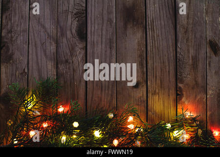 Weihnachten aus Holz Hintergrund mit festlichen Lichtern, Textfreiraum Stockfoto