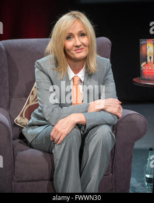 JK Rowling in einem grauen Anzug und Krawatte, bei einer Veranstaltung zu diskutieren, ihre Bücher Robert Galbraith. Im Hochformat. Stockfoto