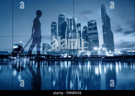 Reisen Sie-Konzept, Menschen am Flughafen, doppelte Belichtung blauen Hintergrund mit modernen skyline Stockfoto