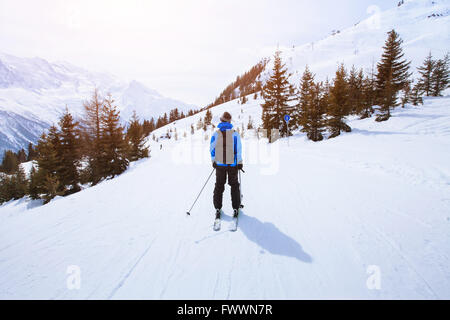 Skifahren in den Alpen, Wintersport in Bergen, Skifahrer und schöne Landschaft Stockfoto