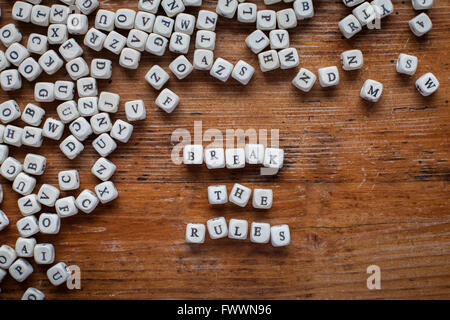 Breche die Regeln, Konzept von Buchstaben auf hölzernen Hintergrund Stockfoto