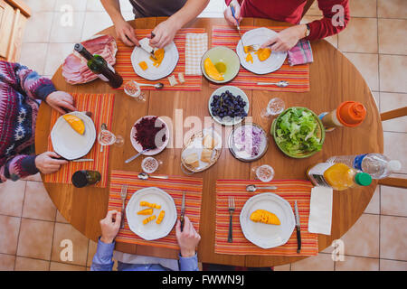 Familie zu Mittag essen, Vorspeisen, Vorspeisen, Draufsicht auf den Tisch mit Essen Stockfoto