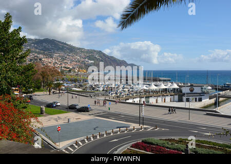 Strandpromenade und Marina mit Menschen flanieren. Funchal in Madeira, Portugal Stockfoto