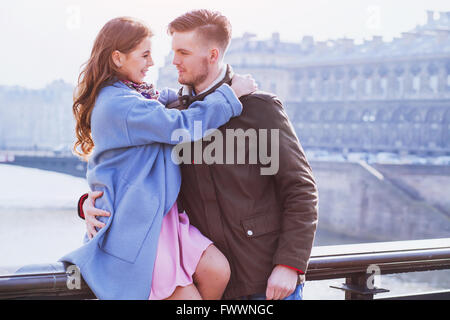 junge glückliche Paar auf der Suche zueinander, Frühjahr Mode Porträt Stockfoto