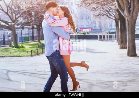 glückliche junge schöne Paar küssen und lächelnd im freien Stockfoto