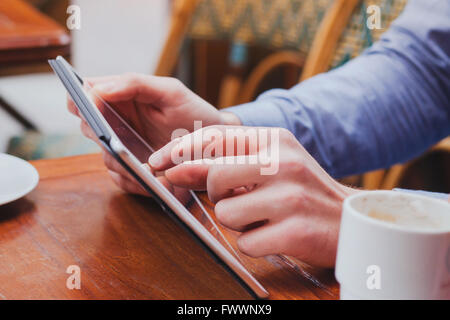 Hände mit digital-Tablette im Café e-Mails auf Touchpad, Nahaufnahme Stockfoto