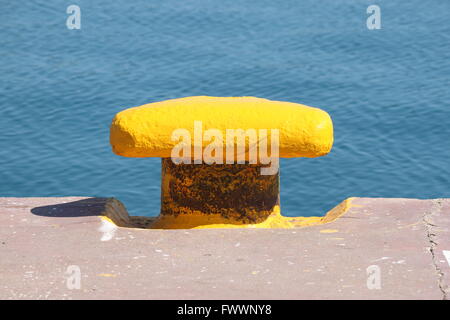 Detailansicht eines Bügeleisens dock Klampe in einem Hafen Stockfoto