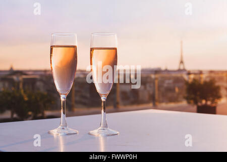 zwei Gläser Champagner im Restaurant auf der Dachterrasse mit Blick auf Eiffelturm und Paris Skyline, Luxus-romantische Dinner für paar Stockfoto