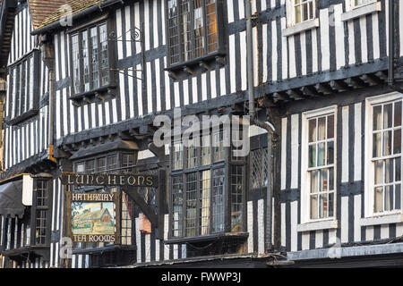 Hathaway Tea Rooms, Detail der mittelalterlichen Fassade aus Fachwerk der Hathaway Tea Rooms in Der High Street, Stratford Upon Avon, England, Großbritannien Stockfoto