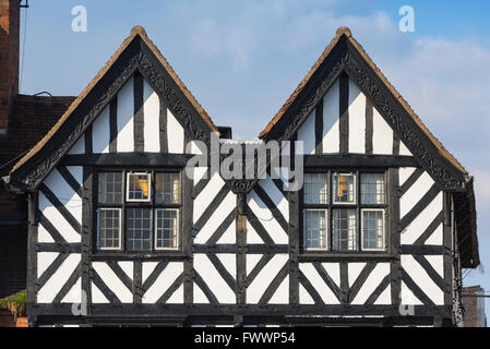 Mittelaltergiebeldach, Giebelgaube eines typischen mittelalterlichen Fachwerkgebäudes im Zentrum von Stratford Upon Avon, England, Großbritannien Stockfoto