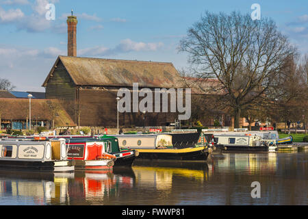 England River Canal Scene, Blick auf den Kanal neben den Bancroft Gardens im Zentrum von Stratford Upon Avon, England, Großbritannien Stockfoto