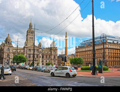 GLASGOW, Schottland - 8. Mai 2011: Streetview zu Glasgow City Chambers in George Square in Glasgow. Glasgow ist die Stadt in den Niederungen in Schottland im Vereinigten Königreich. Stockfoto