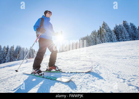 im sonnigen Tag in Alpen, Wintersport, junge Skifahrer auf der Piste Ski Stockfoto