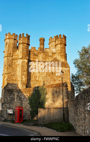 Torhaus in Battle Abbey in East Sussex in England. Diese Benediktiner-Abtei wurde nach der Schlacht von Hastings errichtet. Stockfoto