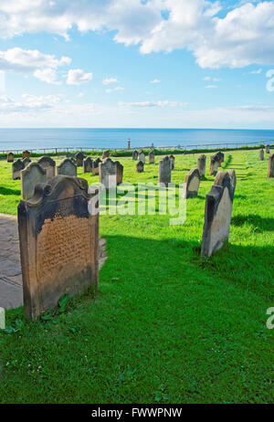 Whitby Friedhof und Nordsee in North Yorkshire in England. Whitby Abtei und der Friedhof befinden sich die Ruinen der Benediktinerabtei. Jetzt ist es unter Schutz von English Heritage. Stockfoto