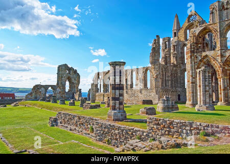 Eingang zum Whitby Abbey in North Yorkshire in England ruiniert. Es sind Ruinen der Benediktinerabtei. Jetzt ist es unter Schutz Stockfoto