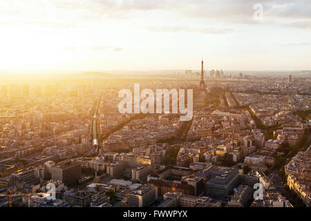 schöne Antenne Panoramablick über Paris und Eiffel Turm bei Sonnenuntergang, Frankreich Stockfoto