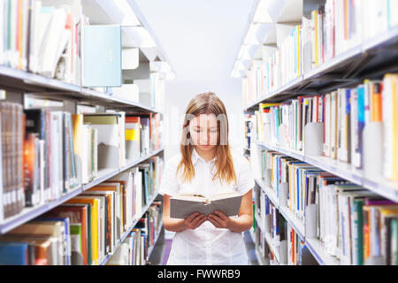 Universität Bildungskonzept, Studentin in der Bibliothek oder Buchhandlung Stockfoto