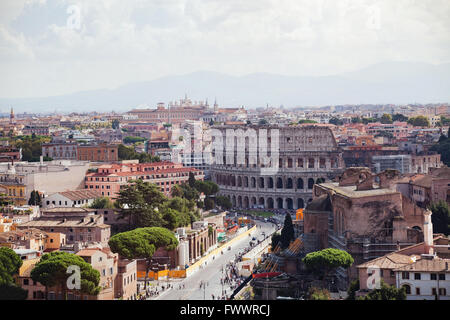 Kolosseum und Panoramablick über Rom, Italien Stockfoto