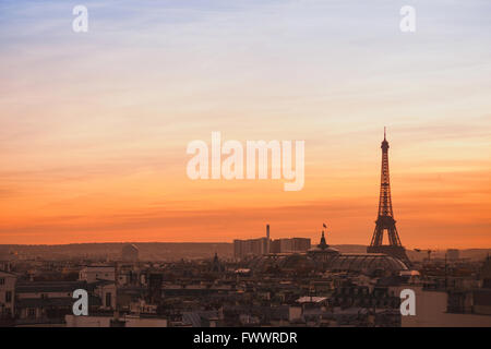 schöne Skyline von Paris, Sonnenuntergang Panorama Blick auf Eiffelturm Stockfoto