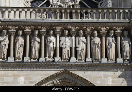 Frankreich. Paris. Westfassade der Kathedrale von Notre-Dame. 13. Jahrhundert. Detail der Könige von Juda und Israel. Stockfoto