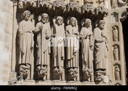 Frankreich. Paris. Westfassade, Kathedrale Notre-Dame.13th Jahrhundert.  Portal des jüngsten Gerichts, Apostel links. Stockfoto