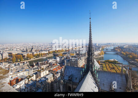 Panoramablick über Paris von der Kathedrale Notre-Dame, gotische Architektur, schöne europäische Stadt, Frankreich Stockfoto
