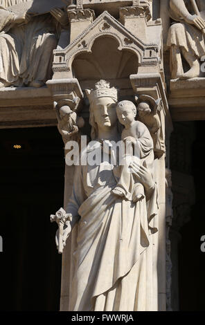 Frankreich. Paris.die westlichen Fassade, Kathedrale Notre-Dame. Gothic. 13. c. Portal der Jungfrau Maria. Madonna mit Kind, Pfosten. Stockfoto