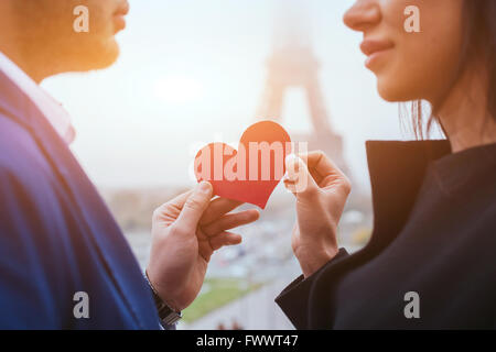 Liebe und Romantik, in der Nähe von paar auf Hochzeitsreise Eiffelturm in Paris, Herzen zum Valentinstag Stockfoto