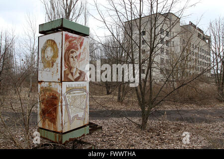 Ein Bild, aufgenommen am 28. März 2011 zeigt den Stand mit der sowjetischen Propaganda in der Geisterstadt Pripjat, die dem Arbeitnehmer das Kernkraftwerk von Tschernobyl lebte. Nach der Explosion auf der vierten Power Unit Kernkraftwerk Tschernobyl im Jahr 1986 Menschen mussten ihre Häuser verlassen, nie wieder zurück. Evakuierung der Bevölkerung dauerte 3 Stunden am 27. April 1986. Die Stadt bleibt eine Geisterstadt in der Nähe des Kernkraftwerks Tschernobyl und ist noch leer. 28. März 2011. © Swoboda Stepanov/ZUMA Draht/Alamy Live-Nachrichten Stockfoto