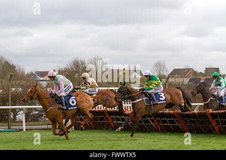 Aintree Racecourse Liverpool, Merseyside, Großbritannien, 7. April 2016. Pferde springen über Grand National Zäune; erster Tag in Aintree, wo zwei Pferde - Clonbanan Burd und Marasonnien am ersten Tag des Grand National Meeting starben. Beide brachen nach der Fox Hunters' Chase zusammen und fuhren über denselben Hürdenkurs und Zäune wie der Grand National am Samstag. Stockfoto