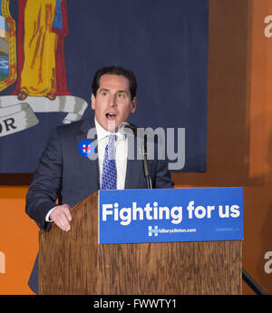 5. April 2016 - Elmont, New York, Vereinigte Staaten - Assemblyman TODD KAMINSKY, die demokratische Partei€™ s Kandidat in der bevorstehenden Nachwahl für den Sitz des Senats ist über die ehemaligen Präsidenten Bill Clinton bei einer Organisation von Veranstaltung in Elmont, Long Island, im Namen seiner Frau, Hillary Clinton, Einführung des führenden demokratischen Präsidentschaftskandidaten. Podium hat "Fighting for uns" Slogan auf Zeichen. Die Nachwahl für NYS Senatssitz und die New York Präsidentenprimär beide nehmen Platz am 19. April. (Kredit-Bild: © Ann Parry über ZUMA Draht) Stockfoto