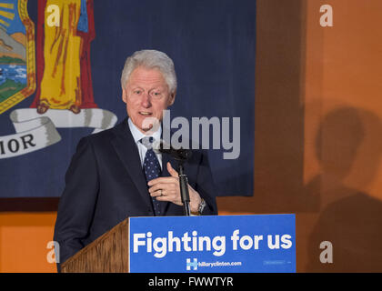 5. April 2016 - Elmont, New York, Vereinigte Staaten von Amerika - ehemaliger Präsident Bill Clinton, deliving eine Rede ist der Überschrift Lautsprecher, wie er bei einer Veranstaltung zu organisieren-Rallye in Elmont, Long Island, im Namen seiner Frau, Hillary Clinton, der führende demokratische Präsidentschaftskandidat, Kampagnen und ehemaliger Staatssekretär und US-Senator für New York. Podium hat "Fighting for uns" Slogan auf Zeichen. Die New York demokratischen primäre findet statt am 19. April. (Kredit-Bild: © Ann Parry über ZUMA Draht) Stockfoto