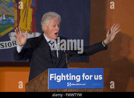 5. April 2016 - Elmont, New York, Vereinigte Staaten von Amerika - ehemaliger Präsident Bill Clinton, mit seinen Händen in weiten, offenen Geste ist die Schlagzeile-Lautsprecher, wie er bei einer Veranstaltung organisieren-Rallye in Elmont, Long Island, im Namen seiner Frau, Hillary Clinton, der führende demokratische Präsidentschaftskandidat Kampagnen und ehemaliger Staatssekretär und US-Senator für New York. Podium hat "Fighting for uns" Slogan auf Zeichen. Die New York demokratischen primäre findet statt am 19. April. (Kredit-Bild: © Ann Parry über ZUMA Draht) Stockfoto