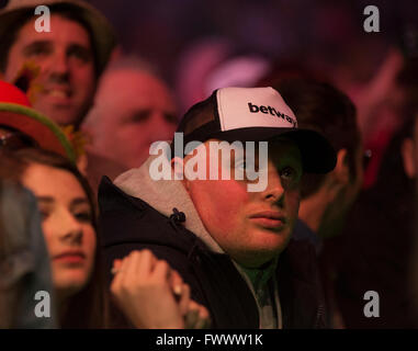 Die Sheffield Arena, Sheffield, UK. 7. April 2016. Betway PDC Premier League Darts. Nacht 10. Ein Fan-Uhren die Aktion. Bildnachweis: Aktion Plus Sport/Alamy Live-Nachrichten Stockfoto