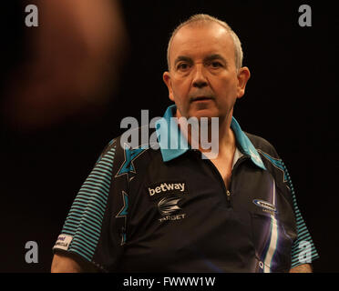 Die Sheffield Arena, Sheffield, UK. 7. April 2016. Betway PDC Premier League Darts. Nacht 10. Phil Taylor [ENG] im Kampf gegen Gary Anderson [SCO] Credit: Action Plus Sport/Alamy Live News Stockfoto